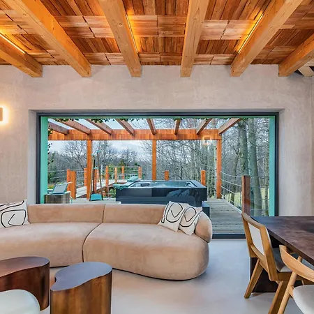 Chaloupka, Ktera Existuje V Medu 别墅